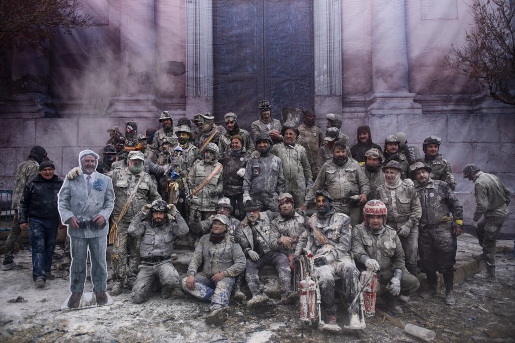 The rebels (‘enfarinats’) and the opposition (‘la oposició’) pose for a post-hostilities photo in Ibi, Spain. Photo: Miguel Candela