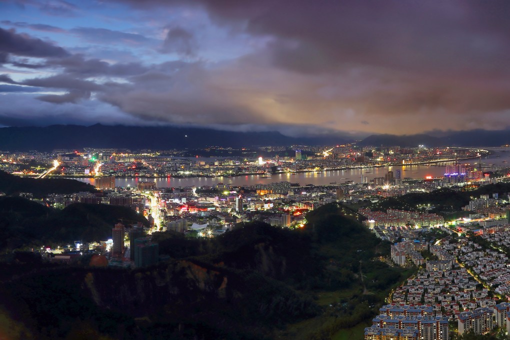 It takes at least four hours to get from Hong Kong to Zhaoqing by bus.