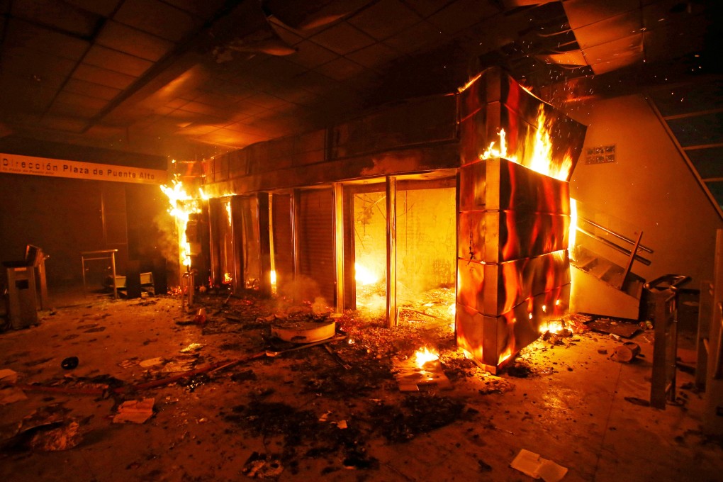 A subway ticket office is seen on fire during a protest against the increase in the subway ticket prices in Santiago, Chile, October 19, 2019 REUTERS/Ramon Monroy NO RESALES. NO ARCHIVES