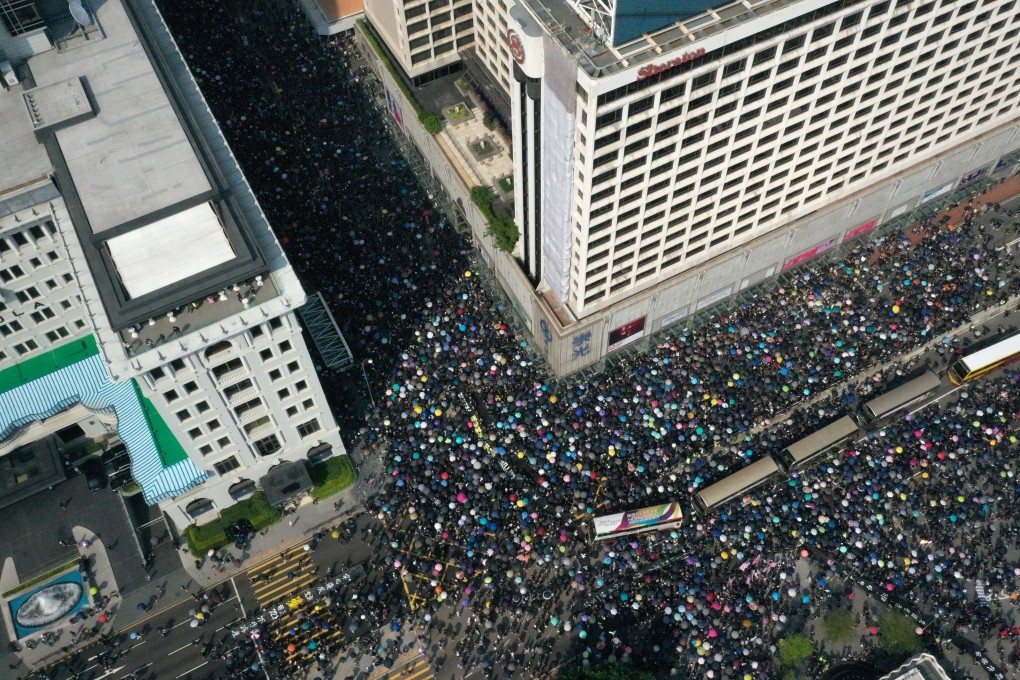 A huge march heads from Tsim Sha Tsui to West Kowloon station, where passengers faced heightened security, as well as the fallout from a signal failure. Photo: May Tse