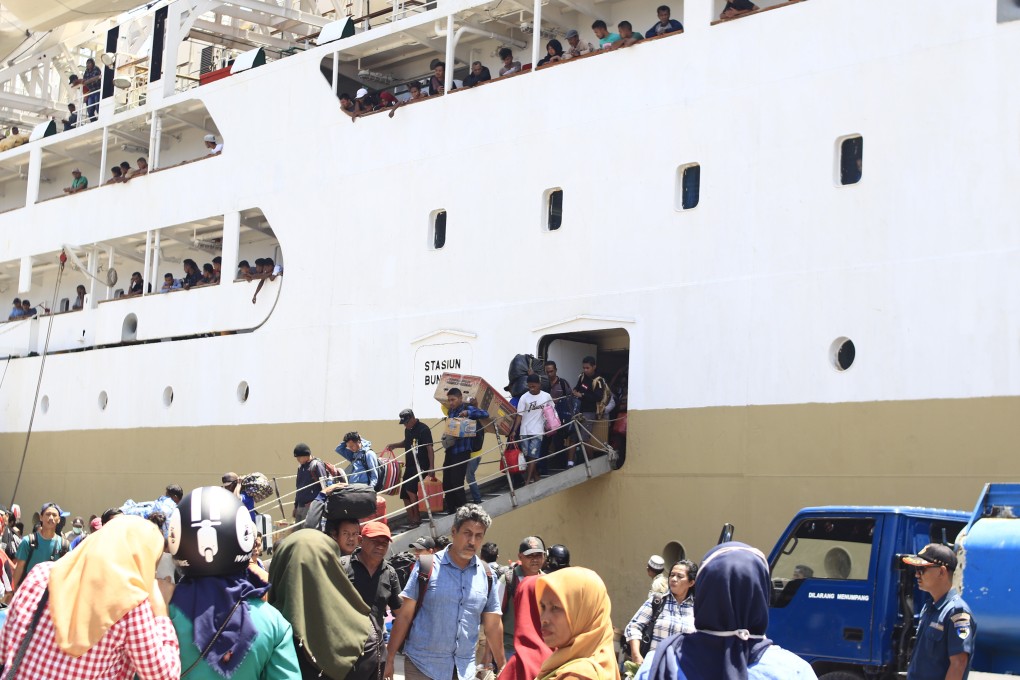 Passengers disembark the Nggapulu with their belongings. Photo: Team Ceritalah