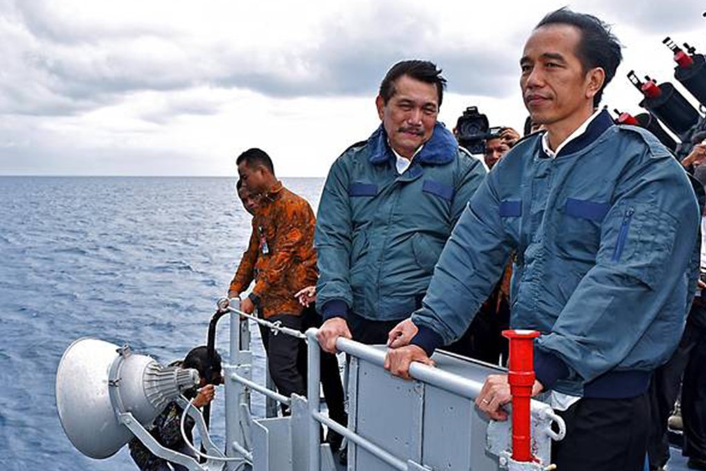 Indonesian President Joko Widodo (right) on board a warship to the Natuna Islands in the South China Sea next to minister Luhut B. Pandjaitan. Photo: Indonesian President Office