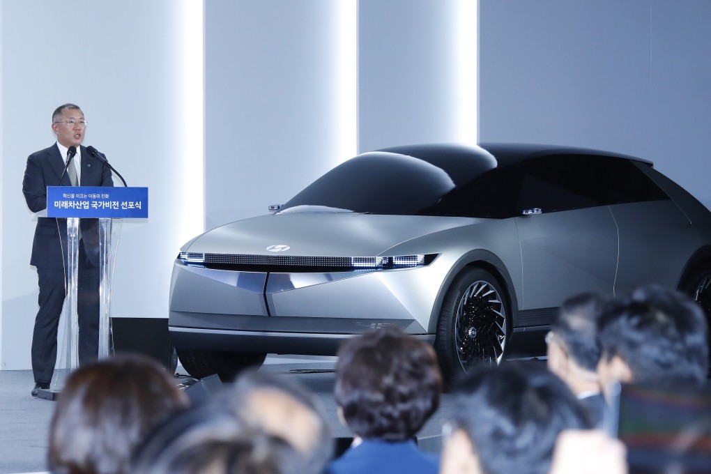Chung Eui-sun, executive vice-chairman of Hyundai Motor Co, discussing development of future vehicles at the automaker's research and development centre in Hwaseong, South Korea, last week. Hyundai is preparing to take full ownership of one of its joint ventures in China. Photo: EPA-EFE via Yonhap