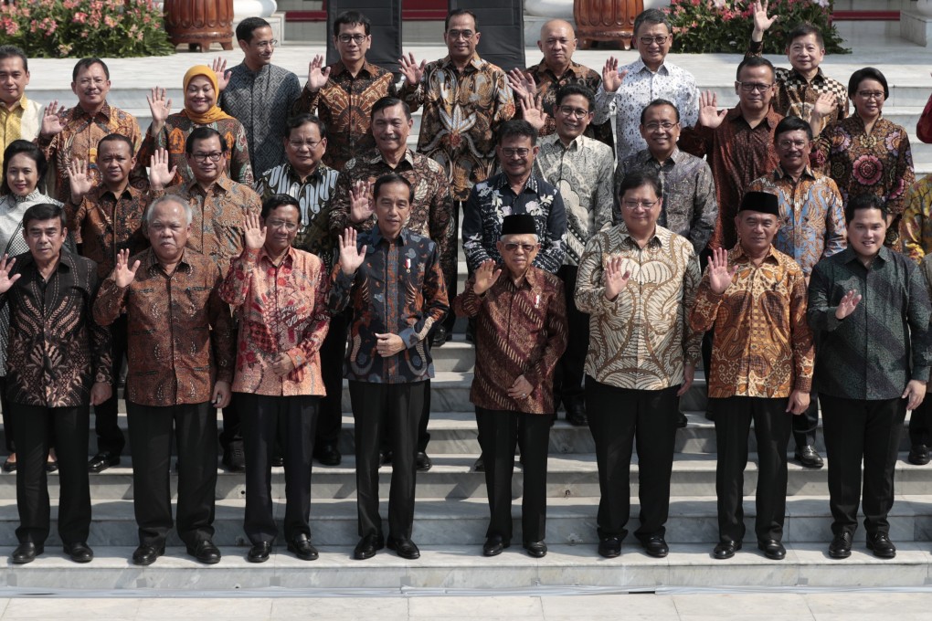 Indonesian President Joko Widodo, front row fourth from left, and his deputy Ma'ruf Amin, fifth from left, with their new cabinet. Photo: AP