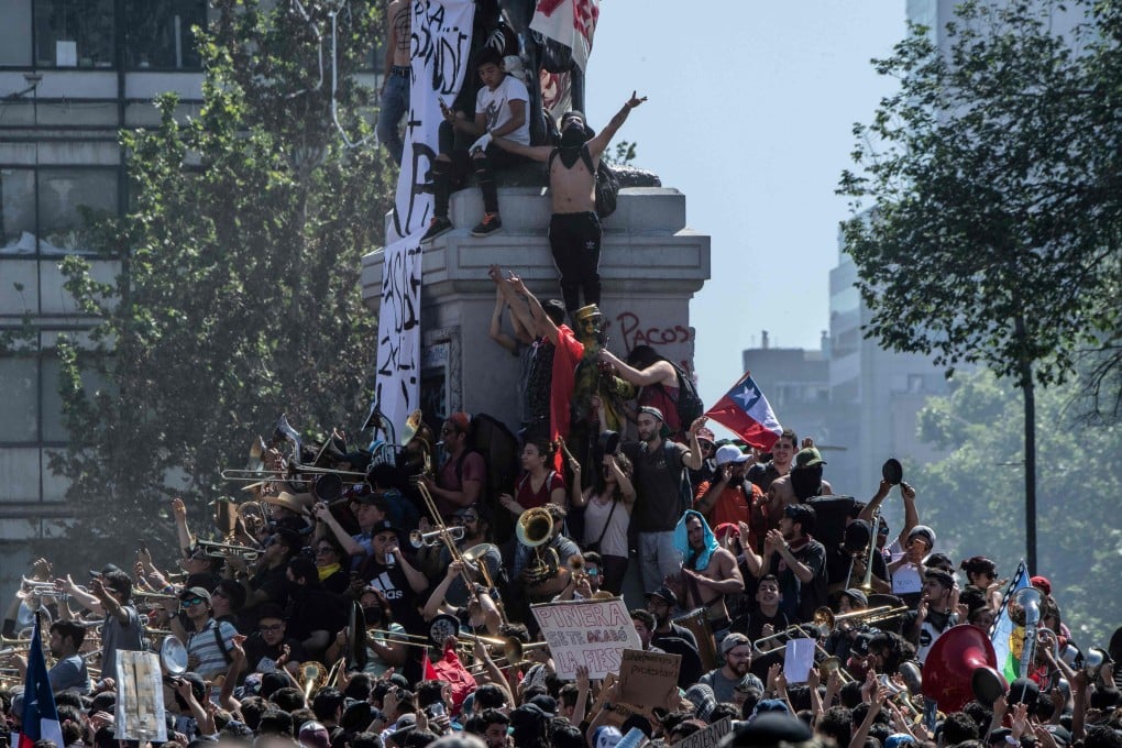 People protest in Santiago, on the fifth straight day of street violence which erupted over a now suspended hike in metro ticket prices. Photo: AFP