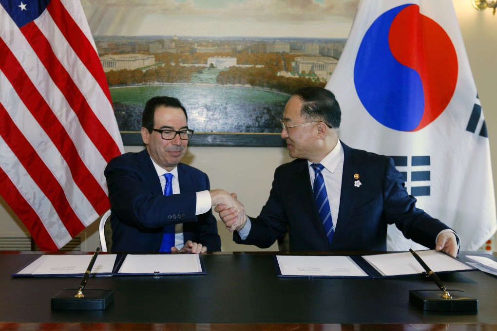 US Secretary of the Treasury Steven Mnuchin shake hands with South Korean Deputy Prime Minister and Finance Minister Hong Nam-ki on October 17. Photo: AP