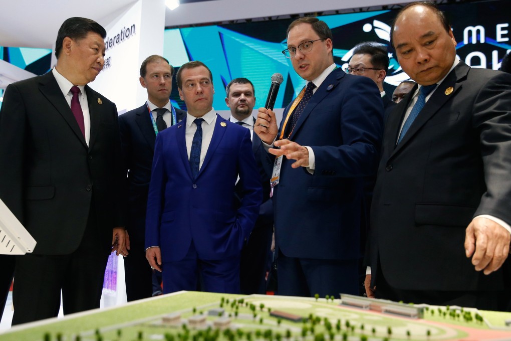 Russian Prime Minister Dmitry Medvedev (second left), Chinese President Xi Jinping and Vietnamese Prime Minister Nguyen Xuan Phuc (right) visited the 2018 China International Import Expo. Photo: EPA