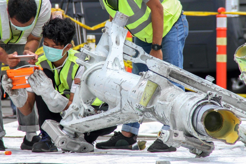 Lion Air investigators examine parts of the ill-fated Boeing 737 MAX 8 jet that crashed into the sea, killing all those on board. Photo: AFP