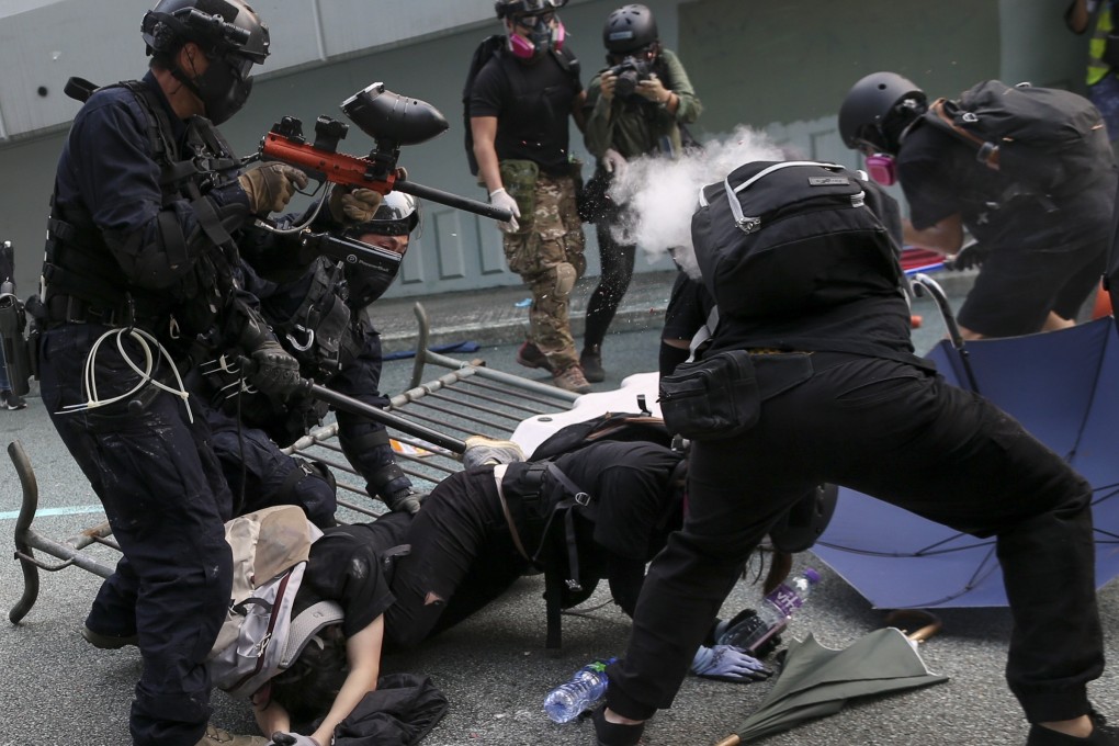 Police officers arrest anti-government protesters in one of the many clashes that have become increasingly violent. Photo: EPA-EFE