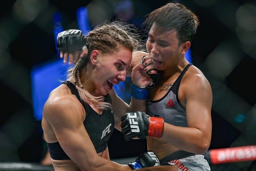 Loma Lookboonmee clinches Aleksandra Albu. Photos: SingaporeMaven