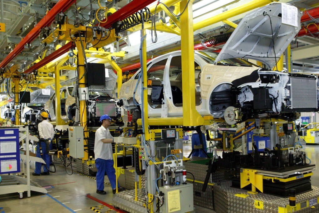 Chinese workers on the production line at General Motor's new facility for Shanghai General Motors, in Shanghai’s Pudong district on May 28, 2005. The plant makes GM’s Buick and Chevrolet vehicles. Photo: AP