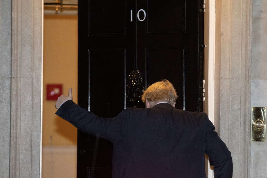 British Prime Minister Boris Johnson gives a thumbs-up as he arrives back at 10 Downing Street after the House of Commons backed an early national vote that could break the country's political impasse over Brexit. Photo: AP