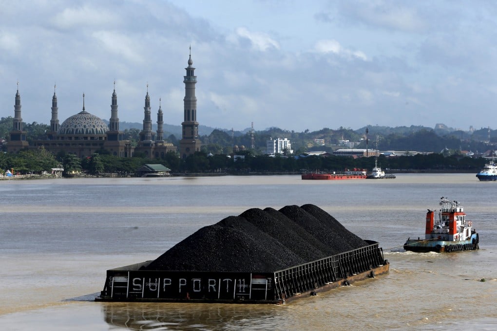 A tug boat pulls a coal barge along the Mahakam River in Samarinda, East Kalimantan province, Indonesia. Photo: Reuters