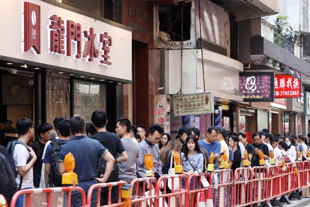 Crowds gather outside the Lung Mun Cafe in Hung Hom. Its owner supports the anti-government protesters. Photo: Dickson Lee