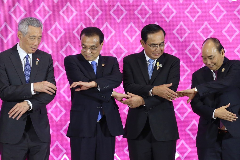 Singapore's Prime Minister Lee Hsien Loong, China's Premier Li Keqiang, Thailand's Prime Minister Prayuth Chan-ocha and Vietnam's Prime Minister Nguyen Xuan Phuc link hands to pose for a group photo during the 22nd Asean – China Summit in Bangkok. Photo: EPA