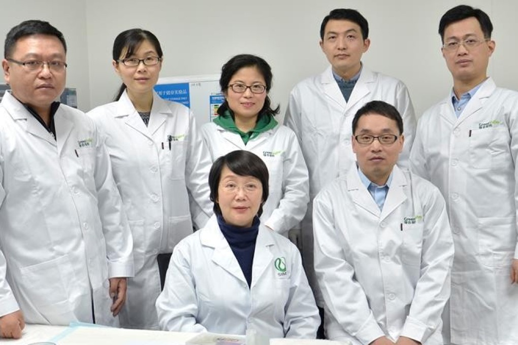 Geng Meiyu (front row, left) and her research team at the Chinese Academy of Sciences have successfully developed the first world’s medication for Alzheimer’s Disease in nearly 20 years. Photo: Xinhua