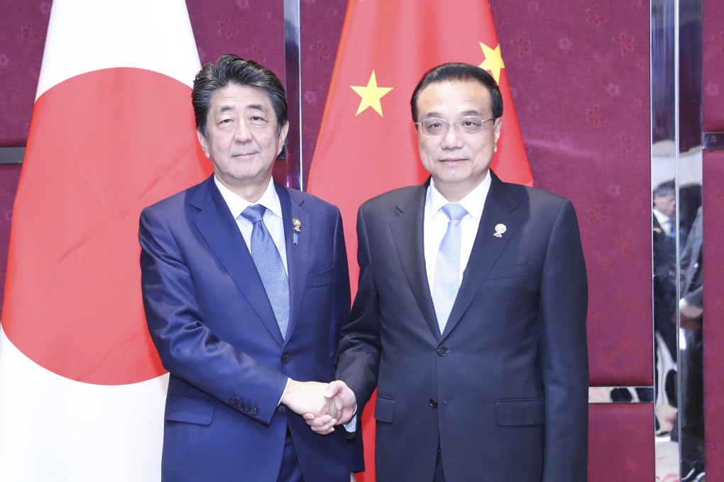 Japanese Prime Minister Shinzo Abe (left) and Chinese Premier Li Keqiang meet in Bangkok, Thailand, on Monday. Photo: Xinhua