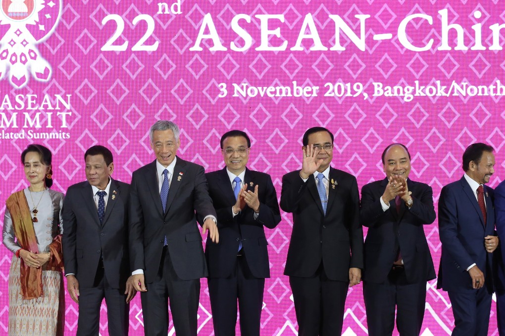 Chinese Premier Li Keqiang claps as he takes centre stage during a photo call with Asean leaders at the 35th Asean Summit in Thailand on November 3. Photo: PA-EFE