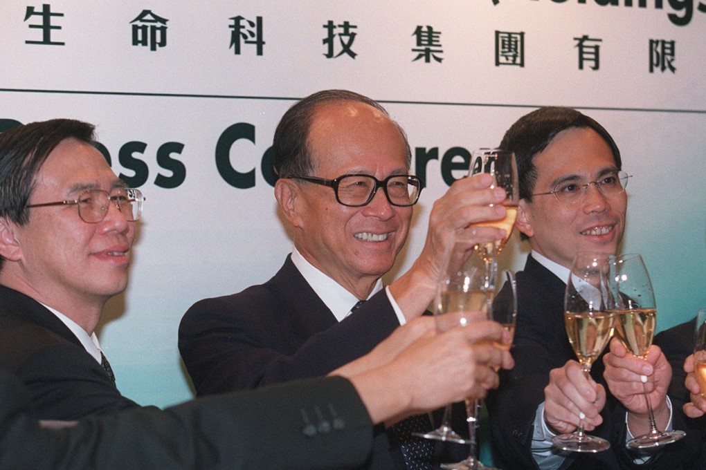 CK Hutchison’s founder Li Ka-shing (centre) and CK Life Sciences’ chairman Victor Li Tzar-kuoi (right) at the listing ceremony of the pharmaceutical and agriculture produce company’s shares in Hong Kong on 3 July, 2002. Photo: SCMP