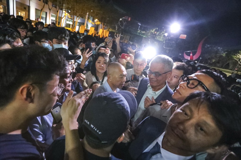 Students surround Professor Wei Shyy on the HKUST campus. Photo: Felix Wong