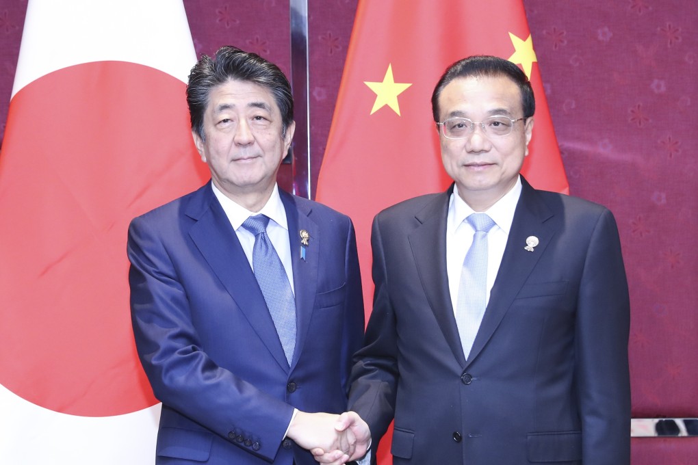 Chinese Premier Li Keqiang (right) meets with Japanese Prime Minister Shinzo Abe in Bangkok. Photo: Xinhua
