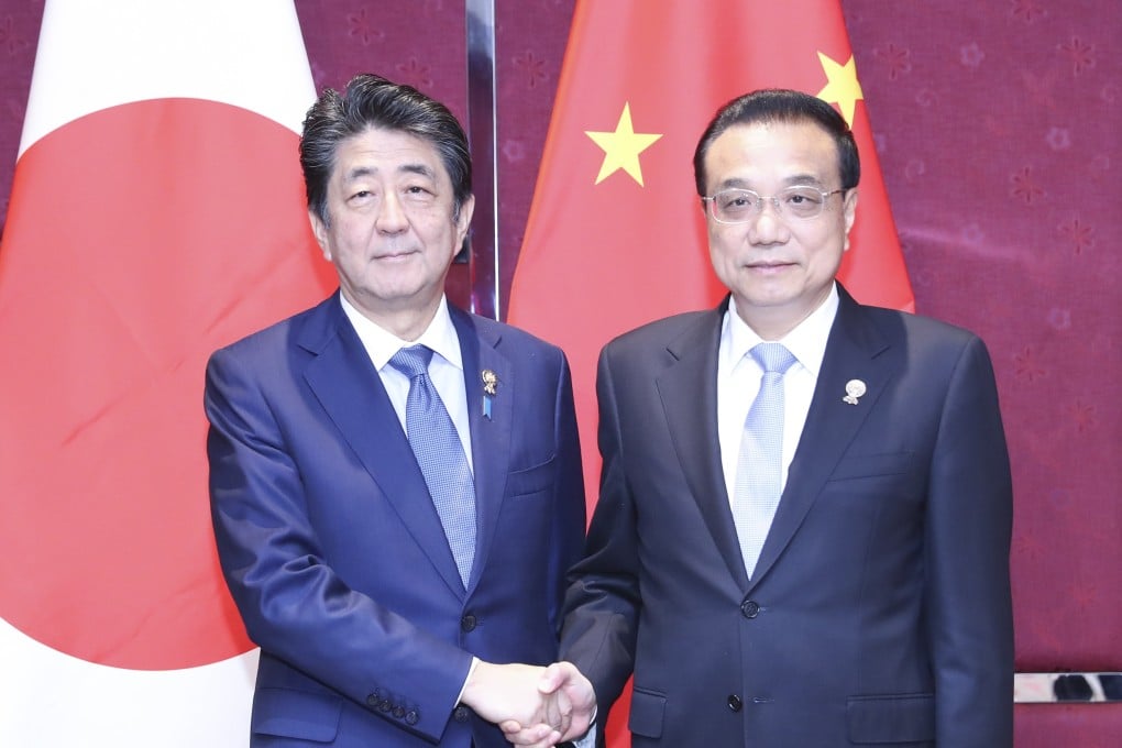Chinese Premier Li Keqiang (right) meets with Japanese Prime Minister Shinzo Abe in Bangkok. Photo: Xinhua