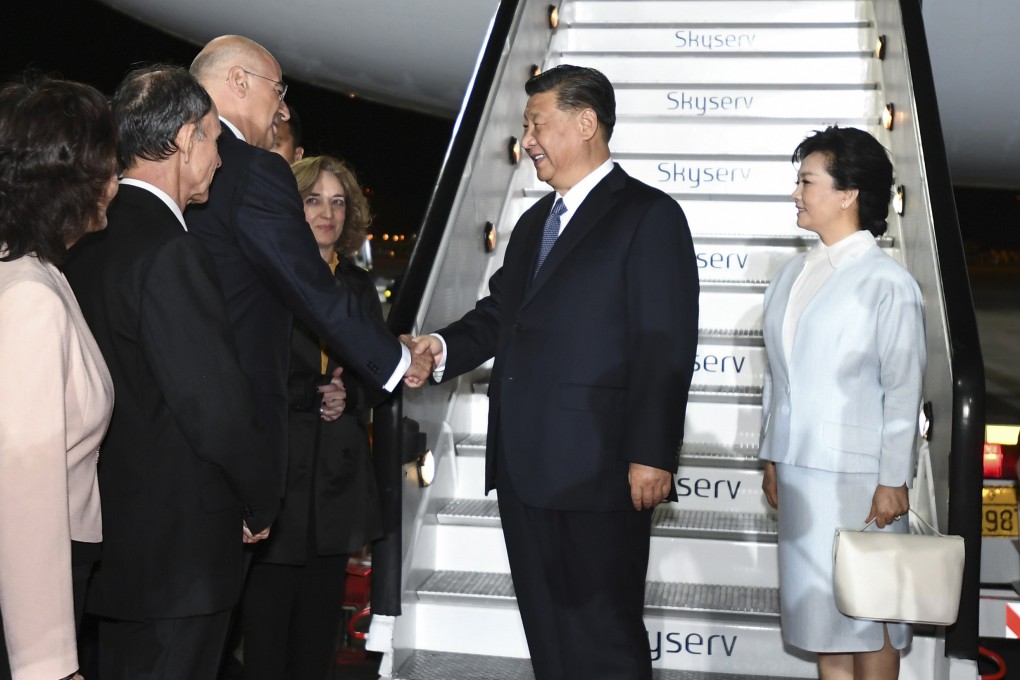 Chinese President Xi Jinping and his wife, Peng Liyuan, are greeted by senior Greek officials upon their arrival at the airport in Athens, Greece, on Sunday. Photo: Xinhua