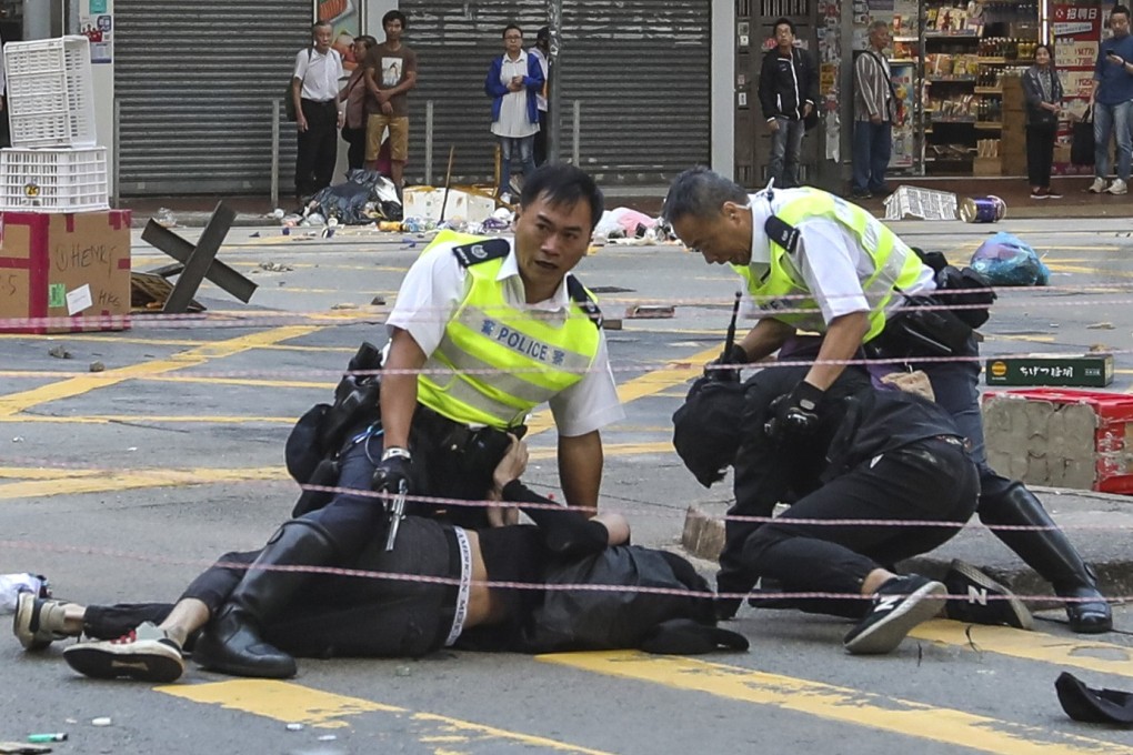 A police officer (left) fired three live shots in Sai Wan Ho on Monday morning. Photo: Nora Tam