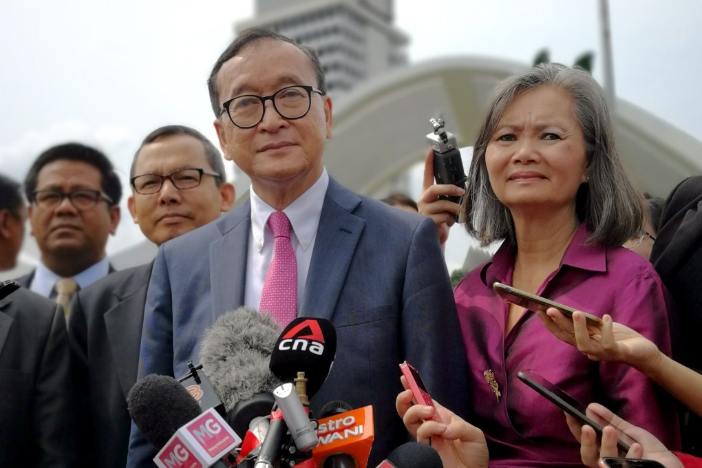 Sam Rainsy, centre, and Mu Sochua, in pink, field questions from reporters in Kuala Lumpur on November 12, 2019. Photo: SCMP/Tashny Sukumaran