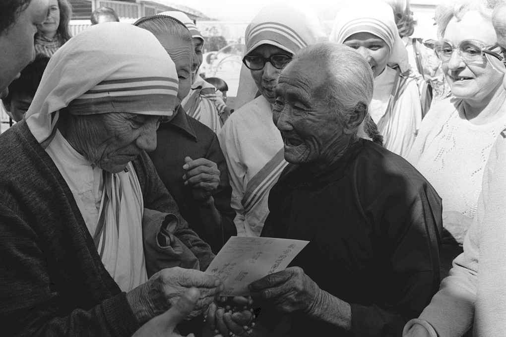 Mother Teresa visits the Shun Lei Tsuen Helping Hand Centre for the elderly. Photo: SCMP