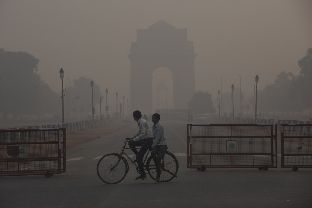 People make their way through thick smog in New Delhi on Wednesday. Photo: Xinhua