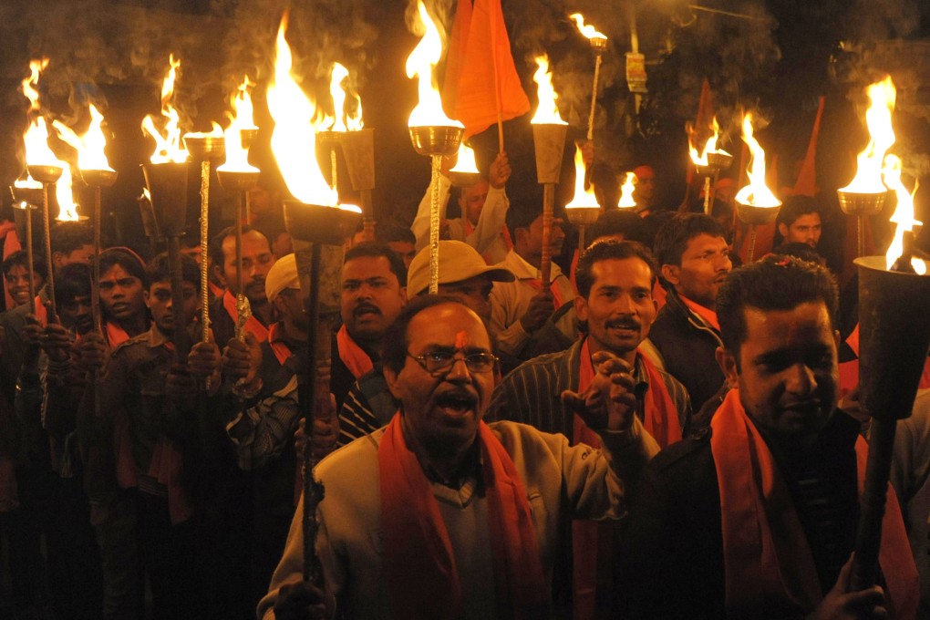 Activists of the Bajrang Dal, a Hindu organisation, hold torches during a procession in Amritsar on December 6, 2014, marking the 22nd anniversary of the demolition of the Babri Masjid in Ayodhya. Photo: AFP