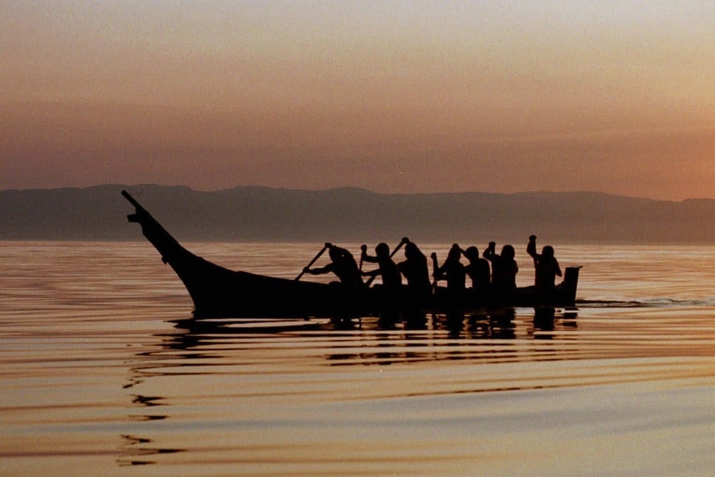 Makah Indians paddle away from the rising sun as they head from Neah Bay, Washington, toward open Pacific Ocean waters during a practice for a planned whale hunt. Photo: AP