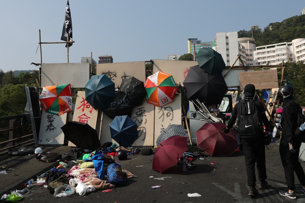 Anti-government protesters set up roadblocks at the entrance of Chinese University. Photo: Sam Tsang