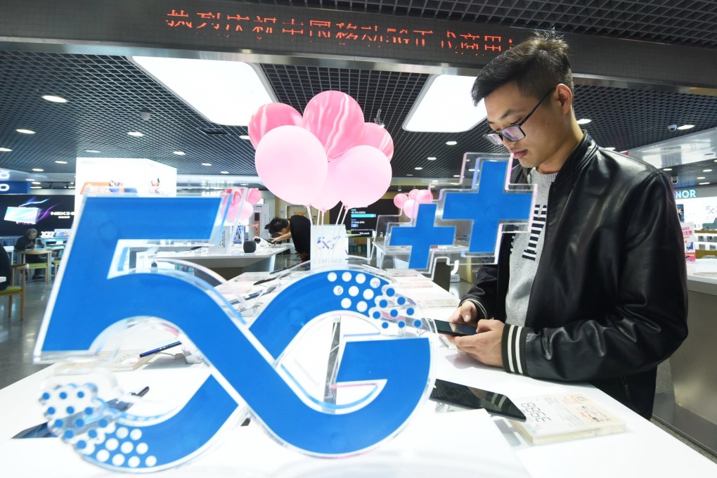 A Chinese customer tries out 5G services at a branch of China Mobile. Photo: EPA-EFE