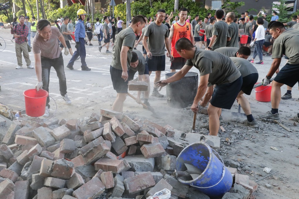 Soldiers from the PLA’s Hong Kong garrison help clear roadblocks. Photo: Edmond So