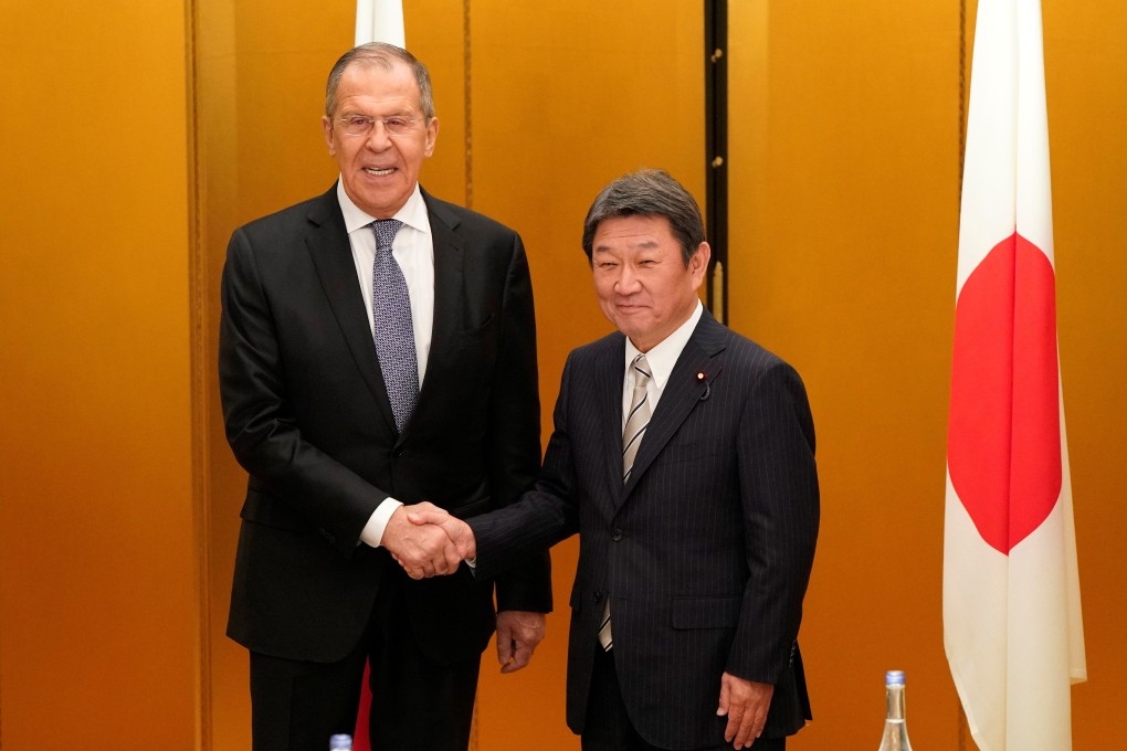 Japanese Foreign Minister Toshimitsu Motegi (R) with his Russian counterpart Sergei Lavrov. Photo: Reuters