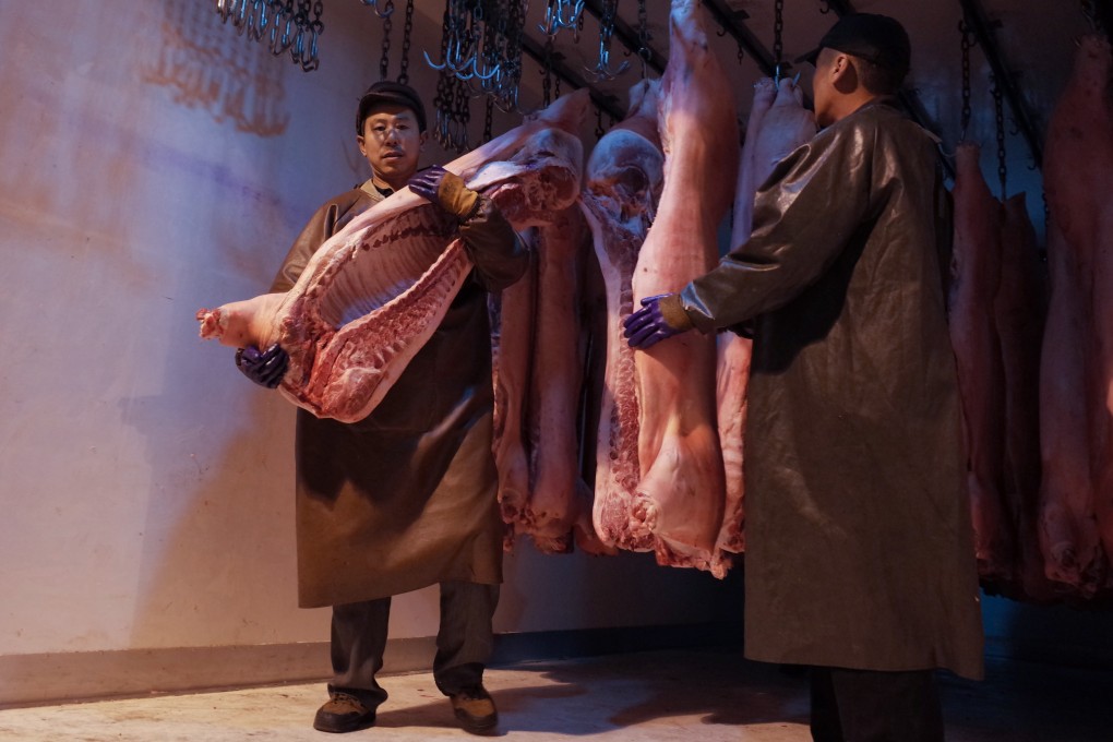 Chinese workers unload pork in a wholesale hall of a market in Beijing, China, 18 November 2019. The Chinese agricultural ministry has urged all-out efforts in China's nine provincial-level regions to restore hog production while authorities were engaged in efforts to prevent and control African swine fever, according to media reports. Photo: EPA-EFE