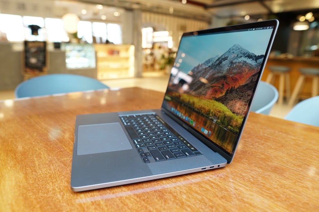 The new 16-inch MacBook Pro looks virtually identical to 2018’s 15-inch MacBook Pro from the outside, with the same smooth and symmetrical finish all around, the iconic Apple logo, and that sturdy hinge. Photo: Ben Sin