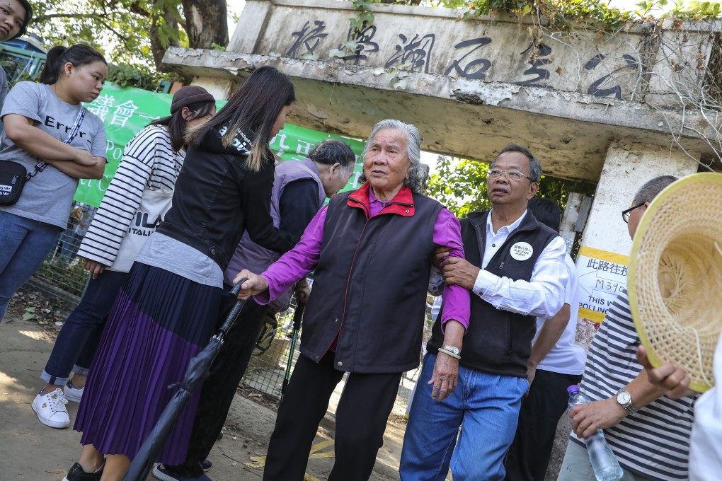 An elderly Hongkonger arrives to vote in the district council elections on November 24. Photo: K.Y. Cheng