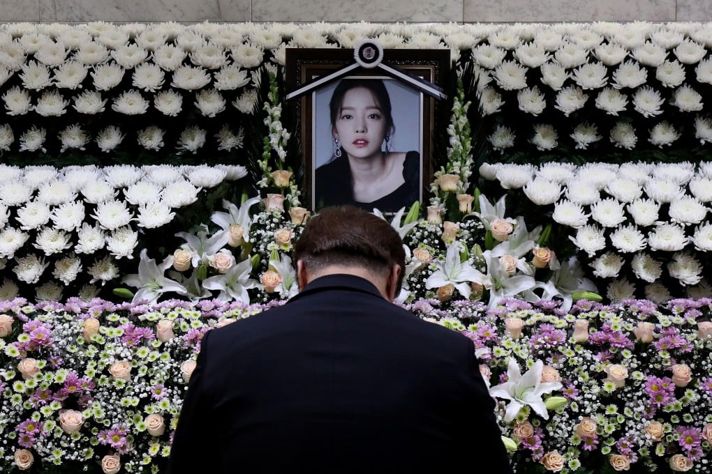 A man pays tribute at a memorial altar as he makes a call of condolence in honour of the K-pop star Goo Hara at the Seoul St. Mary's Hospital in Seoul, South Korea, on Monday. Photo: Reuters