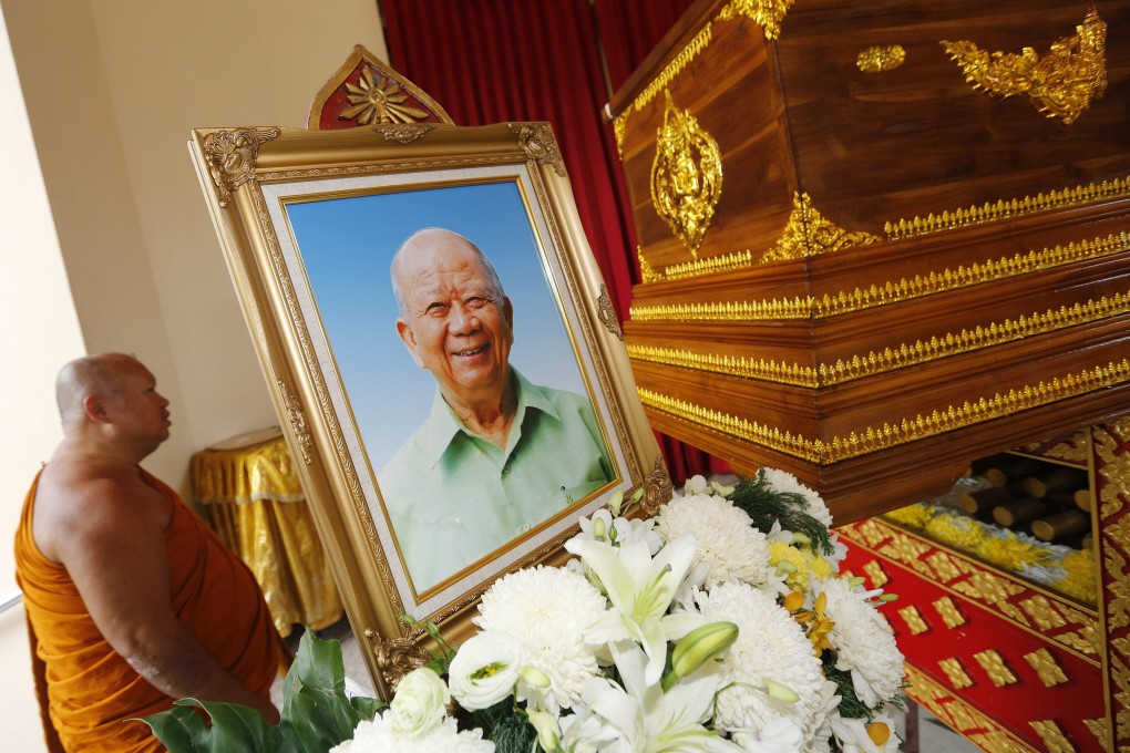 A Thai Buddhist monk walks past the coffin of former Communist Party of Malaysia leader Chin Peng in 2013. Photo: EPA