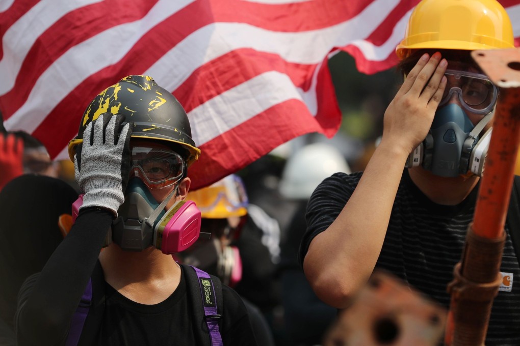 Anti-government protesters cover their right eyes in tribute to the protester who suffered a severe eye injury during anti-extradition bill demonstrations. Photo; Sam Tsang