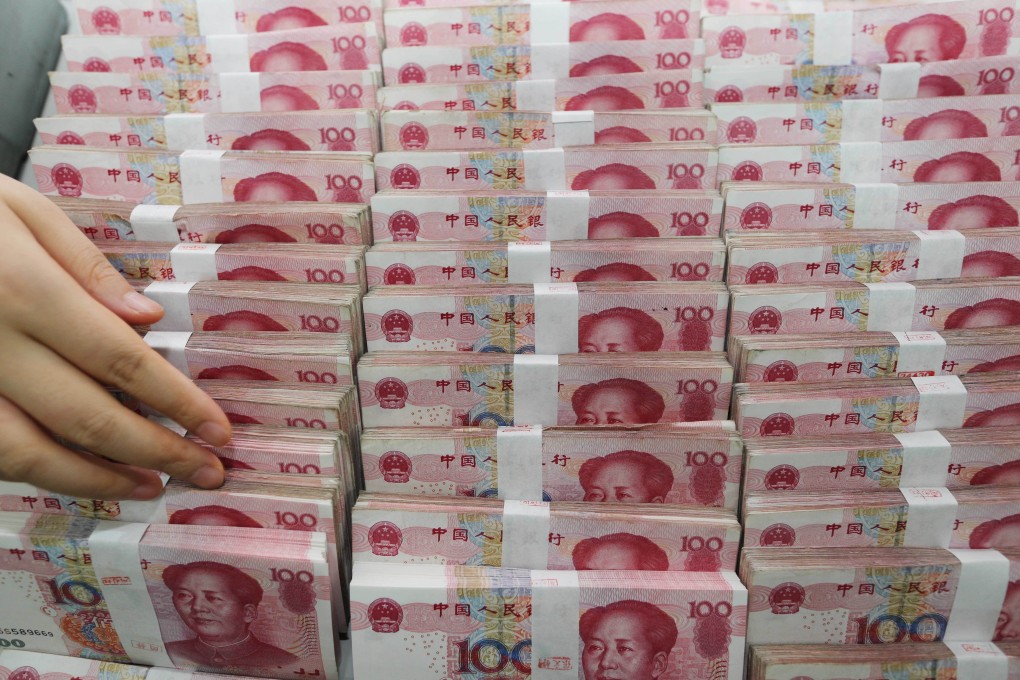 A teller counts yuan at a bank in Lianyungang, in east China's Jiangsu province, in August 2015. Photo: AFP