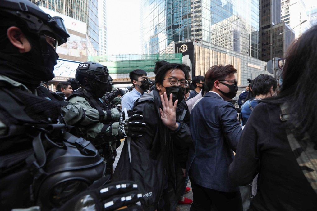 Police officers disperse anti-government protesters at a lunchtime rally in Central, Hong Kong, on November 29. Photo: Xiaomei Chen