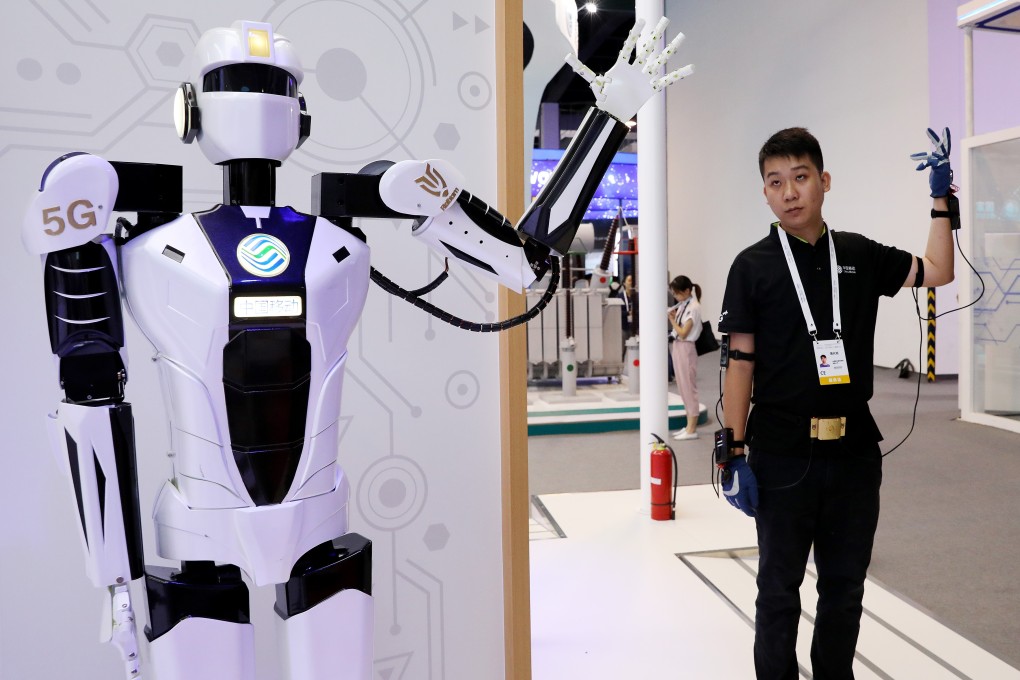 A staff member demonstrates 5G-based remote control of a robot during the 2019 World Artificial Intelligence Conference in Shanghai. Photo: Xinhua