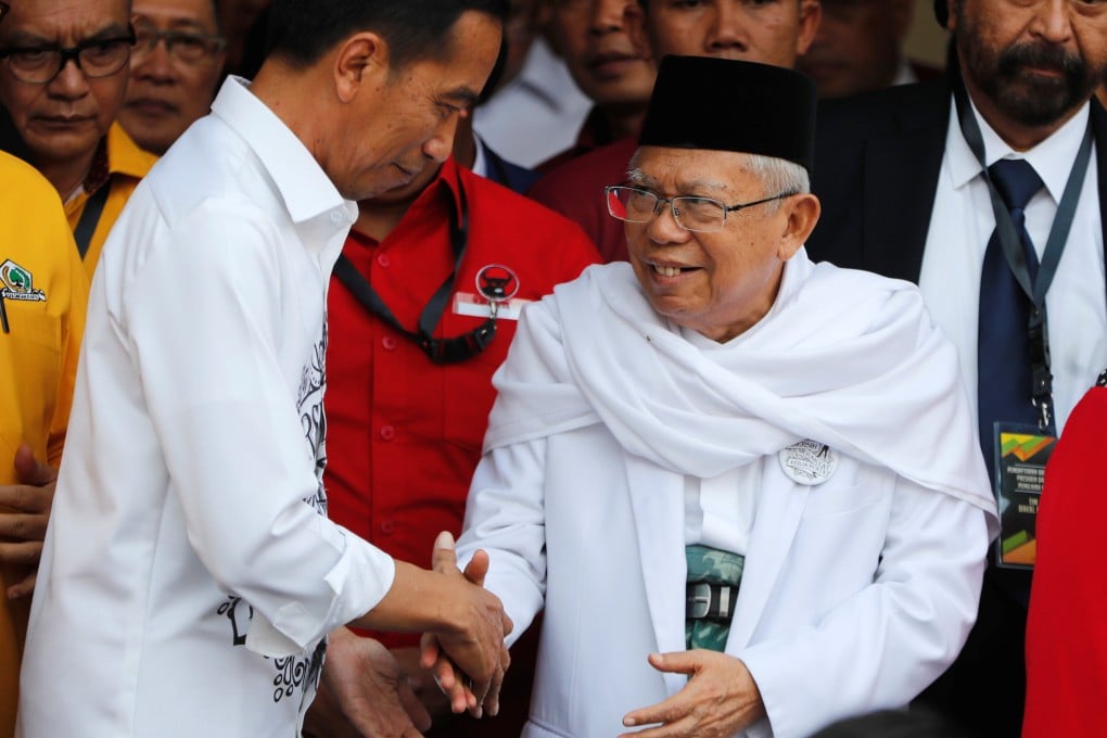 Indonesian President Joko Widodo (L) shakes hands with Vice-President Ma’ruf Amin, an Islamic cleric who has been assigned to lead a comprehensive campaign against the spread of radical ideologies. Photo: Reuters
