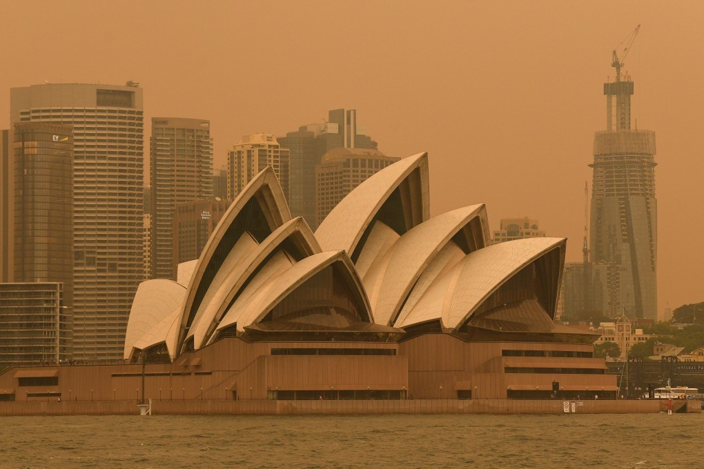 Smoke haze from bush fires in New South Wales blankets the central business district of Sydney, Australia. Photo: EPA-EFE