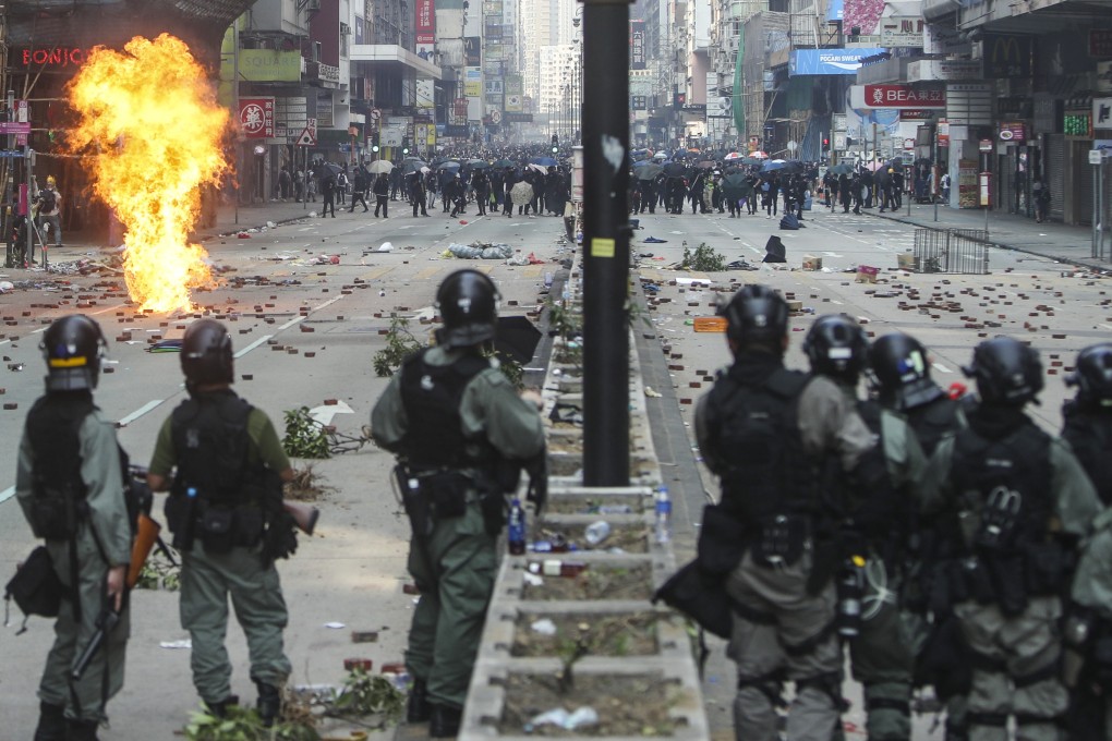 Clashes break out between Hong Kong protesters and riot police on Nathan Road in Tsim Sha Tsui on November 18. Photo: Winson Wong