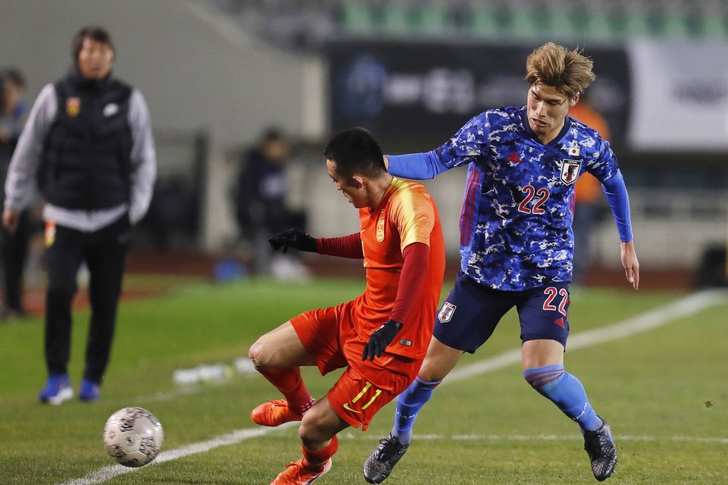 Jiang Zhipeng of China and Japan’s Daiki Hashioka battle it out as China coach Li Tie watches on. Photo: EPA